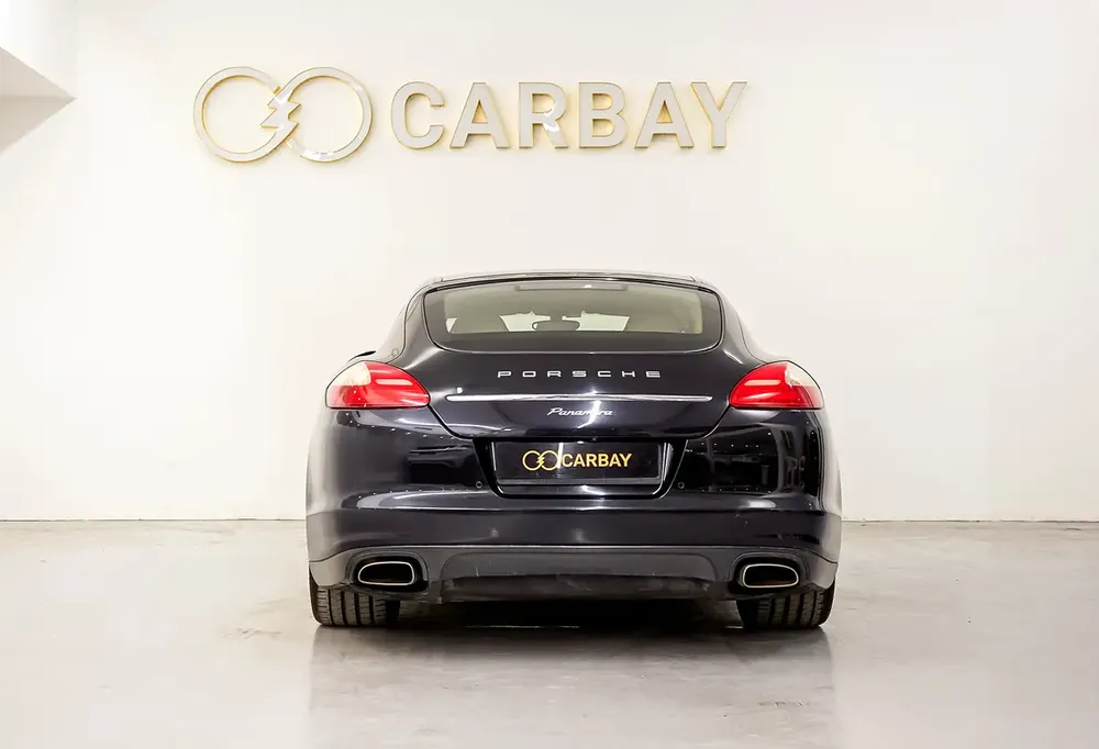 AED 1012 PM | PORSCHE PANAMERA 2012 | 20” TURBO RIMS | CARBON FIBER PACKAGE | 1 YEAR WARRANTY | GCC - Image 6