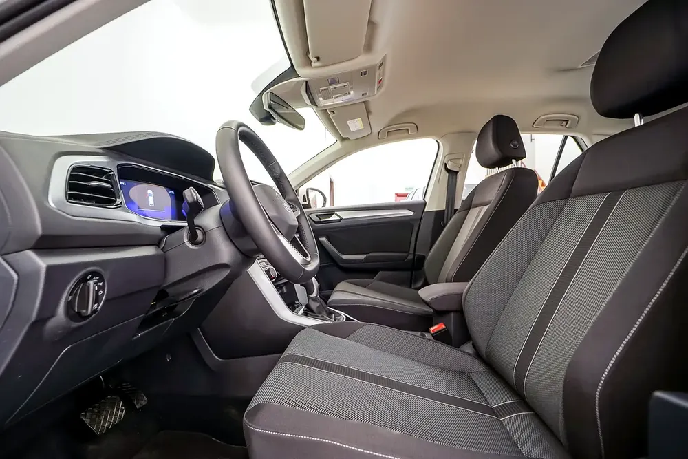 AED 1237 PM | VW T-ROC 2024 | UNDER 3 YEAR AGENCY WARRANTY & SERVICE CONTRACT | LOW KMS | GCC - Image 10