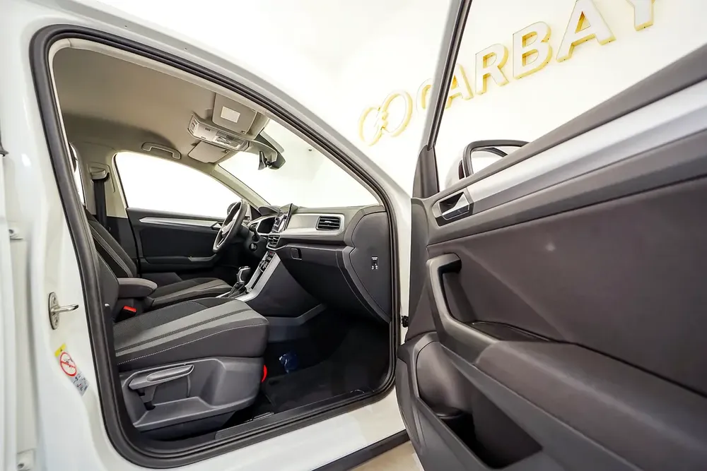 AED 1237 PM | VW T-ROC 2024 | UNDER 3 YEAR AGENCY WARRANTY & SERVICE CONTRACT | LOW KMS | GCC - Image 14