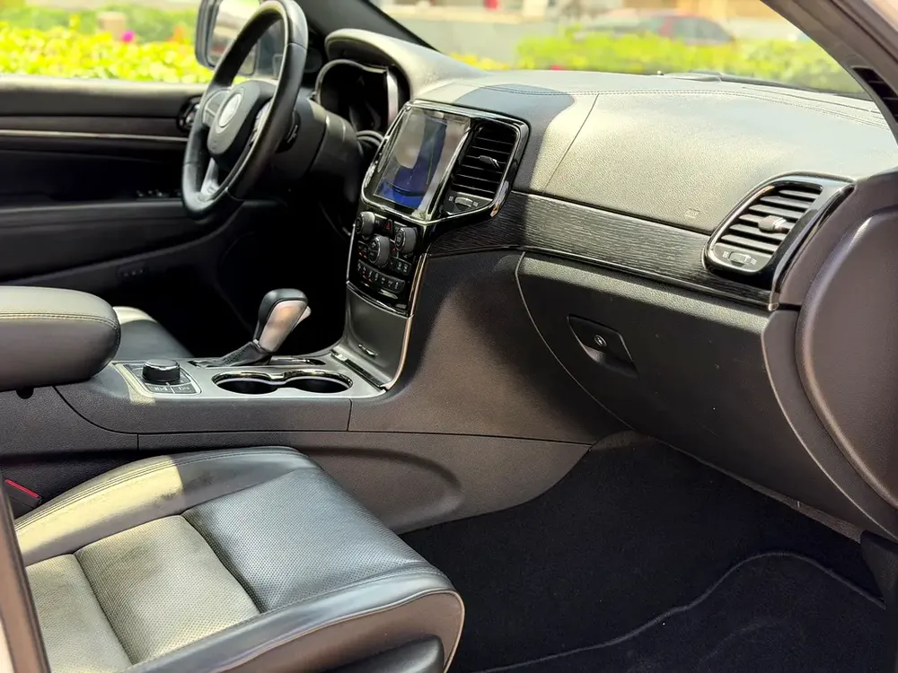 Jeep Grand Cherokee Overland Plus 2019 (Full Option – Low Mileage – Excellent Condition) - Image 9