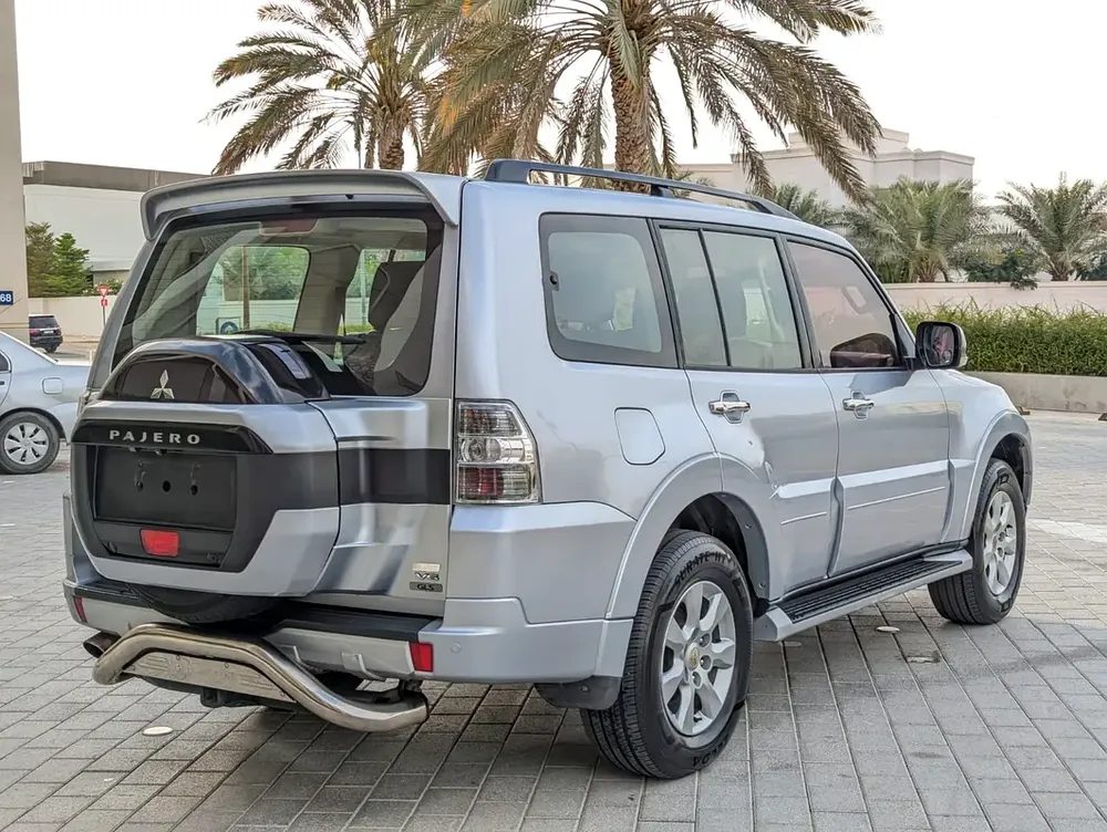 MITSUBISHI PAJERO 2015 GLS TOP FULL OPTION GCC IN EXCELLENT CONDITION - Image 11