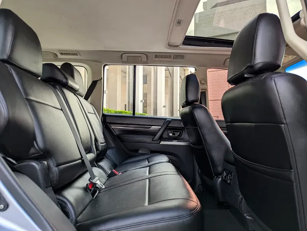 MITSUBISHI PAJERO 2015 GLS TOP FULL OPTION GCC IN EXCELLENT CONDITION - Image 4