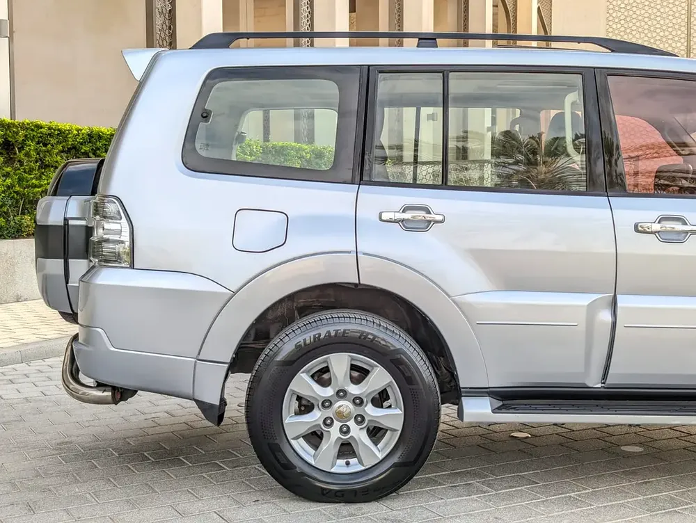 MITSUBISHI PAJERO 2015 GLS TOP FULL OPTION GCC IN EXCELLENT CONDITION - Image 9