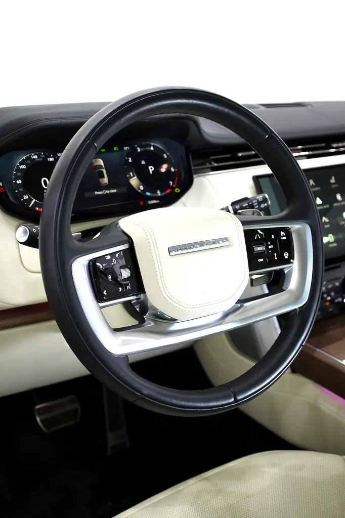 RANGE ROVER V8 LONG WHEEL BASE P530 7 SEATER - FULLY LOADED - Image 12