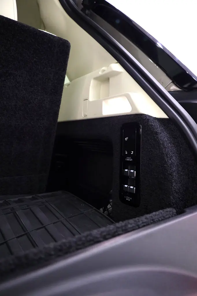 RANGE ROVER V8 LONG WHEEL BASE P530 7 SEATER - FULLY LOADED - Image 13