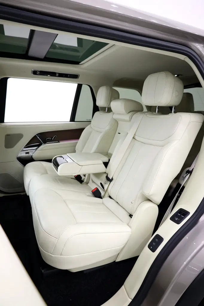 RANGE ROVER V8 LONG WHEEL BASE P530 7 SEATER - FULLY LOADED - Image 17