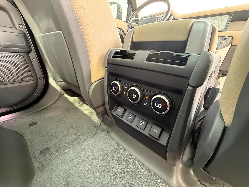 LAND ROVER DEFENDER 110S P300 2021 GCC URBAN BODY KIT FULL SERVICE HISTORY - Image 18