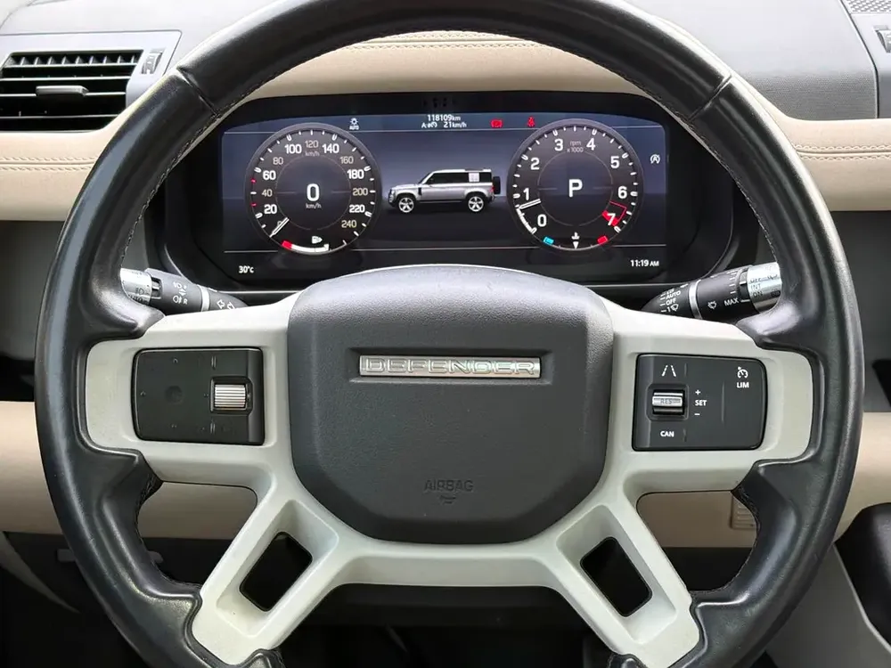LAND ROVER DEFENDER 110S P300 2021 GCC URBAN BODY KIT FULL SERVICE HISTORY - Image 9