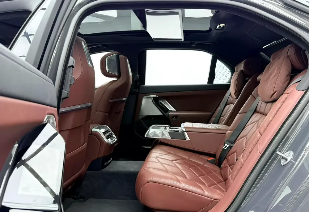 2023 BMW 735i, 2028 BMW Warranty + Service Pack, Full BMW Service History, Low Km, Fully Loaded, GCC - Image 17