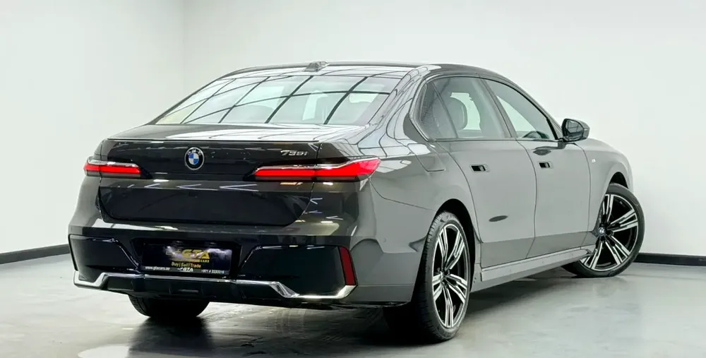 2023 BMW 735i, 2028 BMW Warranty + Service Pack, Full BMW Service History, Low Km, Fully Loaded, GCC - Image 4