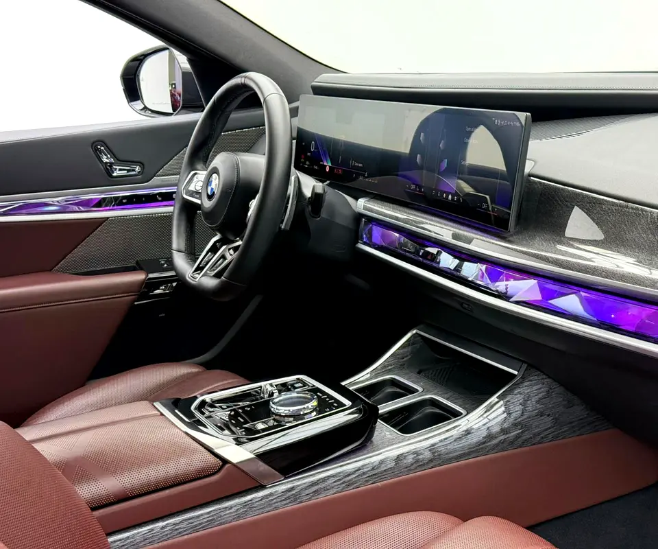 2023 BMW 735i, 2028 BMW Warranty + Service Pack, Full BMW Service History, Low Km, Fully Loaded, GCC - Image 7