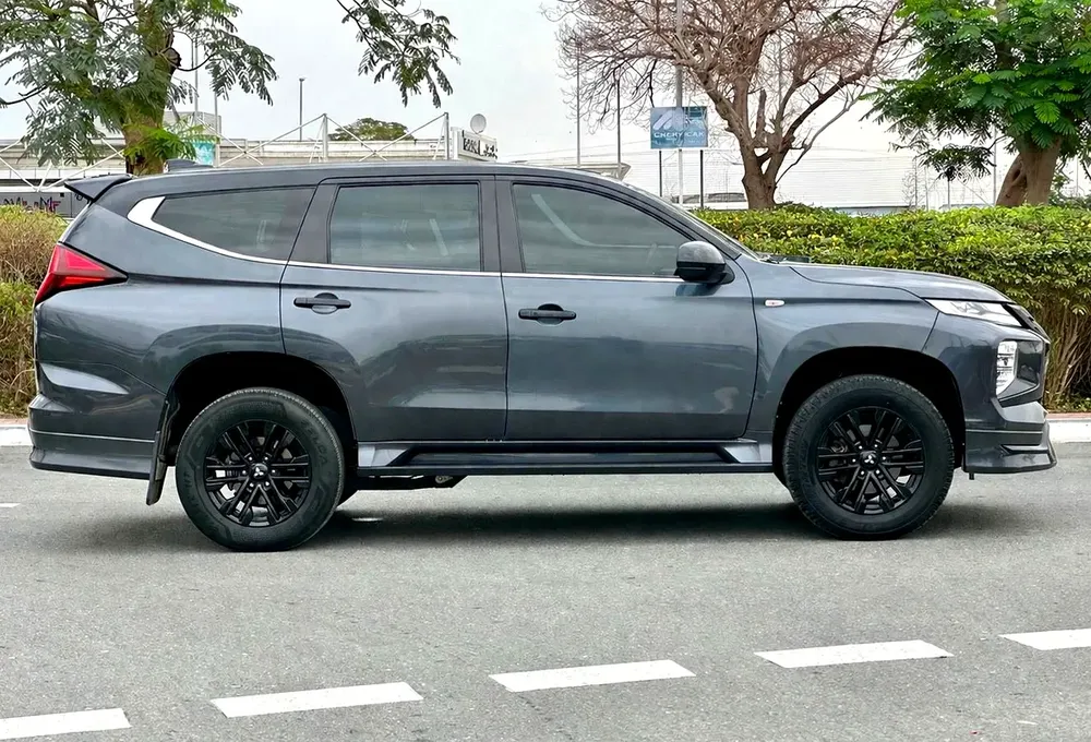 Mitsubishi Montero Sport Signature Edition 2022 - GCC Specs - Image 4