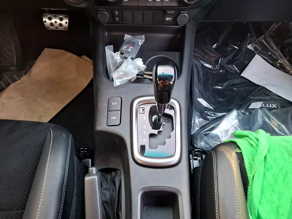 Toyota Hilux GR Sport 4.0L 2025 AT DC White Petrol (Export Only) - Image 14