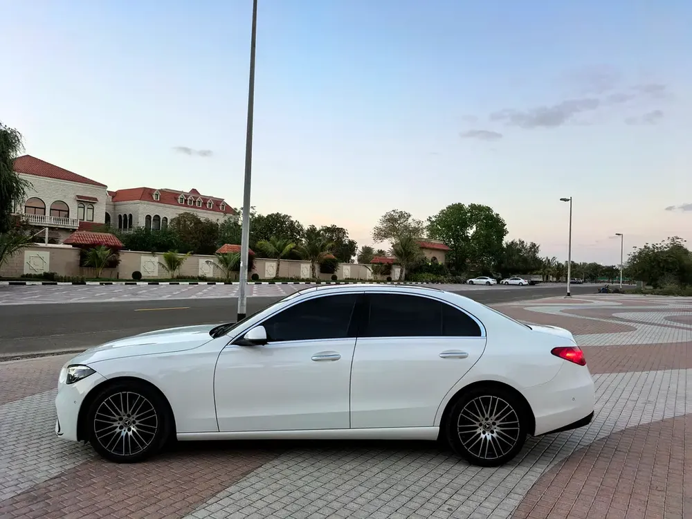 MERCEDES C300 AMG 2024 ONLY 9000 KM AMAZING CONDITION FULL OPTION PANORAMIC ROOF ALL MUST BRAND NEW - Image 17