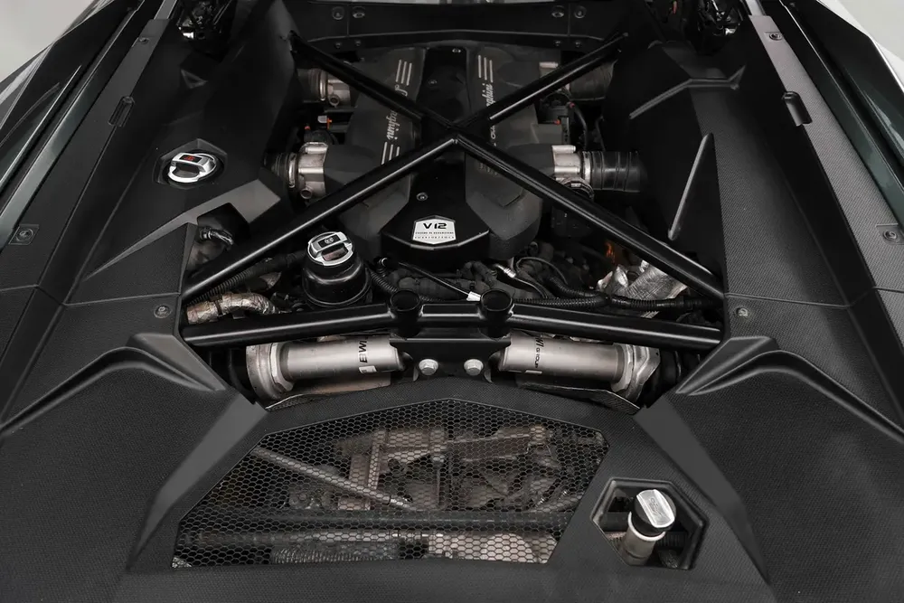 2018 LAMBORGHINI AVENTADOR S / GCC / V12 /  CARBON FIBER - Image 16