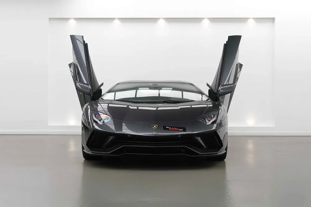 2018 LAMBORGHINI AVENTADOR S / GCC / V12 /  CARBON FIBER - Image 4
