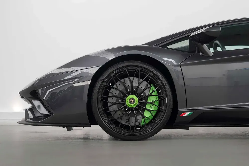 2018 LAMBORGHINI AVENTADOR S / GCC / V12 /  CARBON FIBER - Image 6