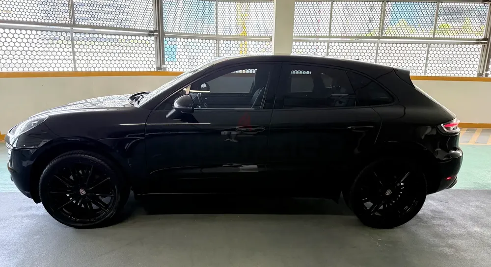 2017 Porsche Macan upgraded look  trims | American Specs | Pristine Condition - Image 5