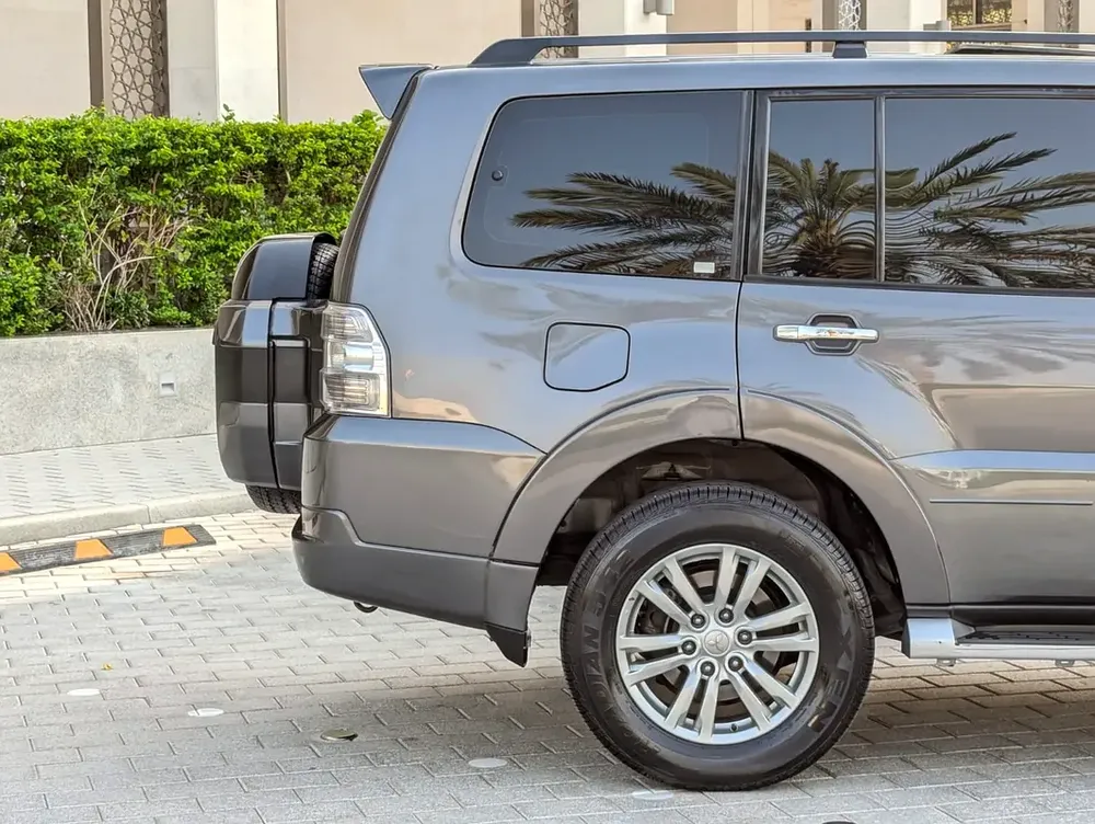 MITSUBISHI PAJERO 2017 GLS TOP FULL OPTION V6 3.8L IN EXCELLENT CONDITION - Image 12