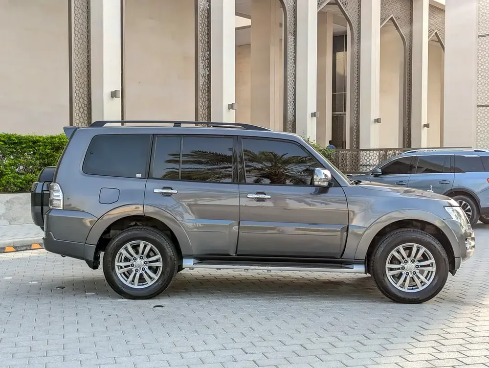 MITSUBISHI PAJERO 2017 GLS TOP FULL OPTION V6 3.8L IN EXCELLENT CONDITION - Image 15