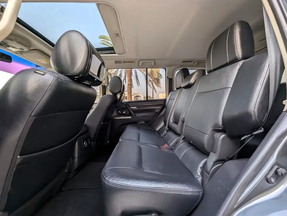 MITSUBISHI PAJERO 2017 GLS TOP FULL OPTION V6 3.8L IN EXCELLENT CONDITION - Image 5