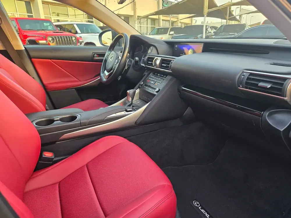 Lexus IS300 2020 Model Excellent Condition - Image 11