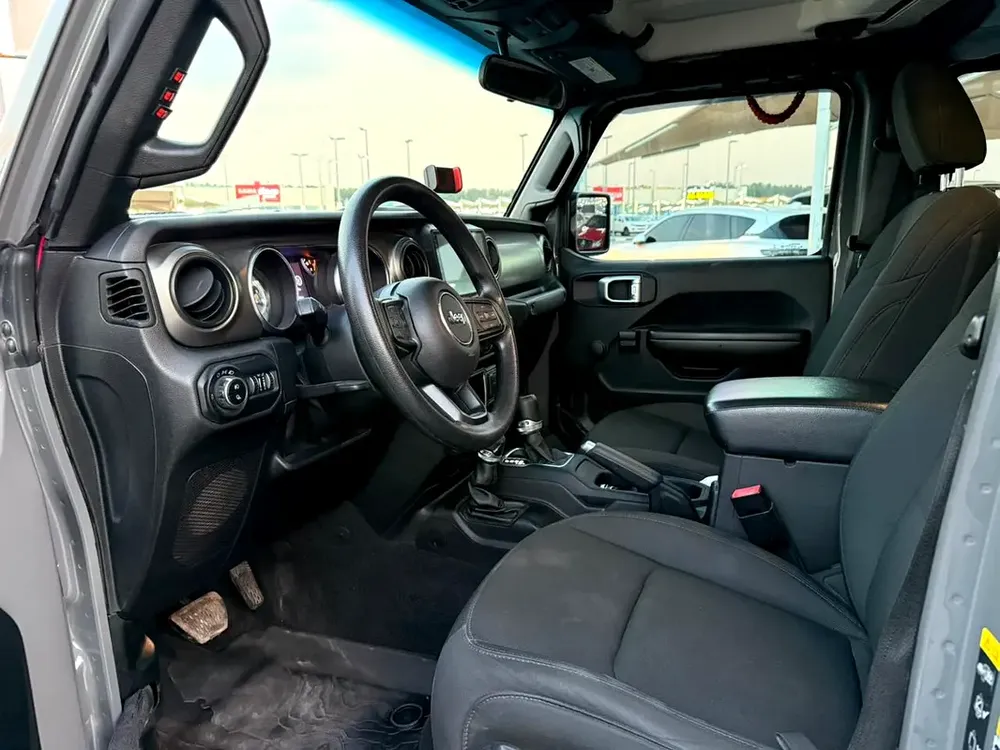 Jeep gladiator sport S fully loaded with amazing condition - Image 6