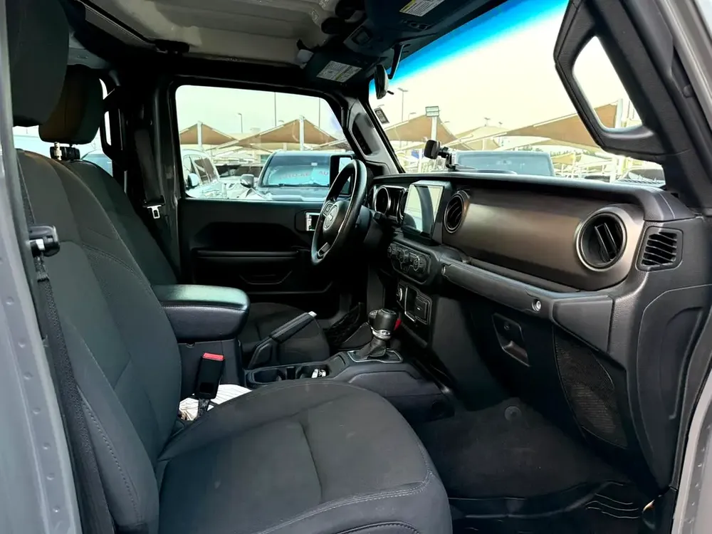 Jeep gladiator sport S fully loaded with amazing condition - Image 7