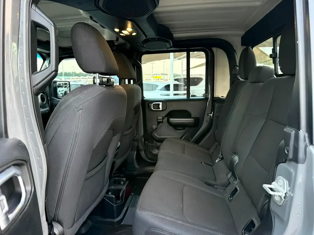 Jeep gladiator sport S fully loaded with amazing condition - Image 8