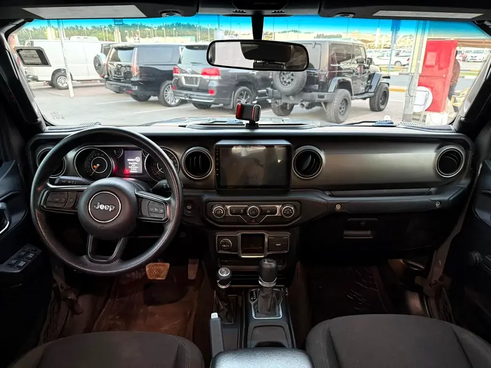 Jeep gladiator sport S fully loaded with amazing condition - Image 9