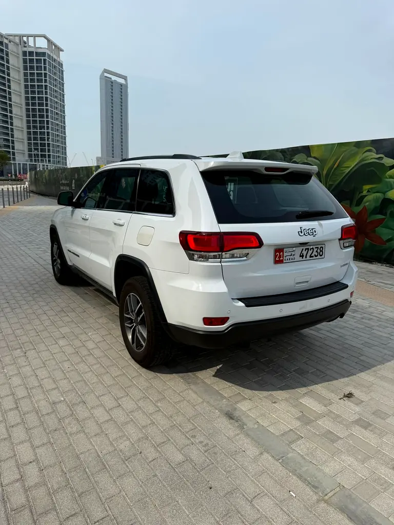 2021 Jeep GrandCherokee Laredo - Image 4