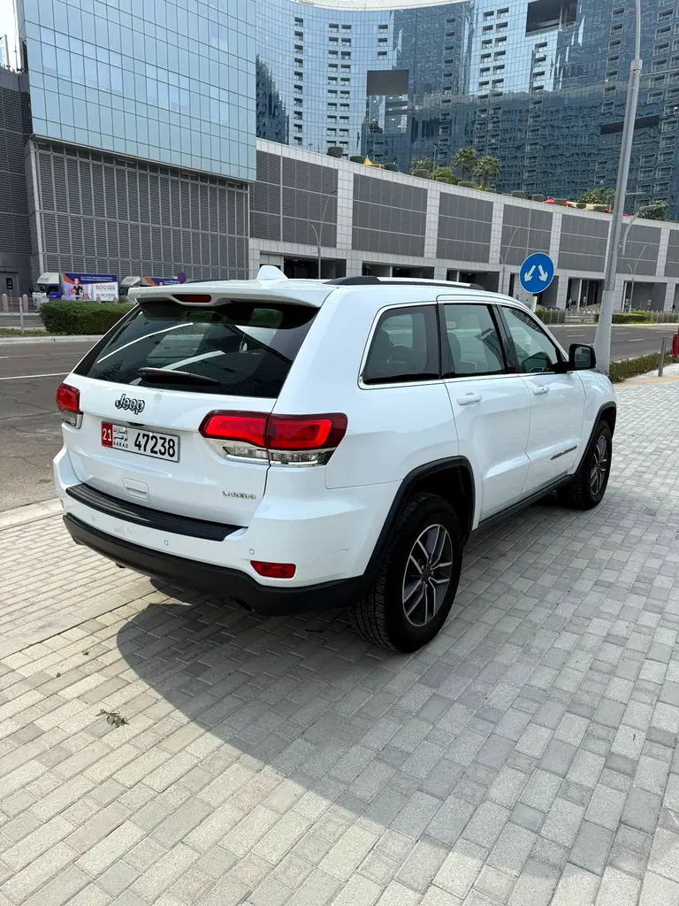 2021 Jeep GrandCherokee Laredo - Image 5