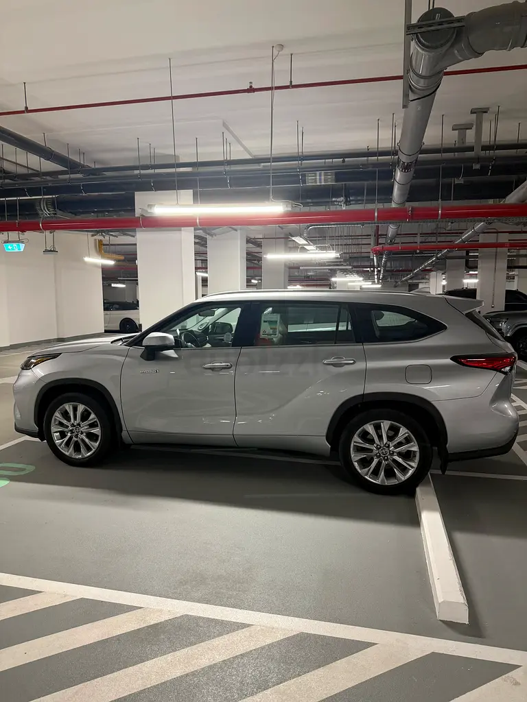 Toyota Highlander Limited Hybrid 2023 | GCC Specs | Excellent Condition - Image 4