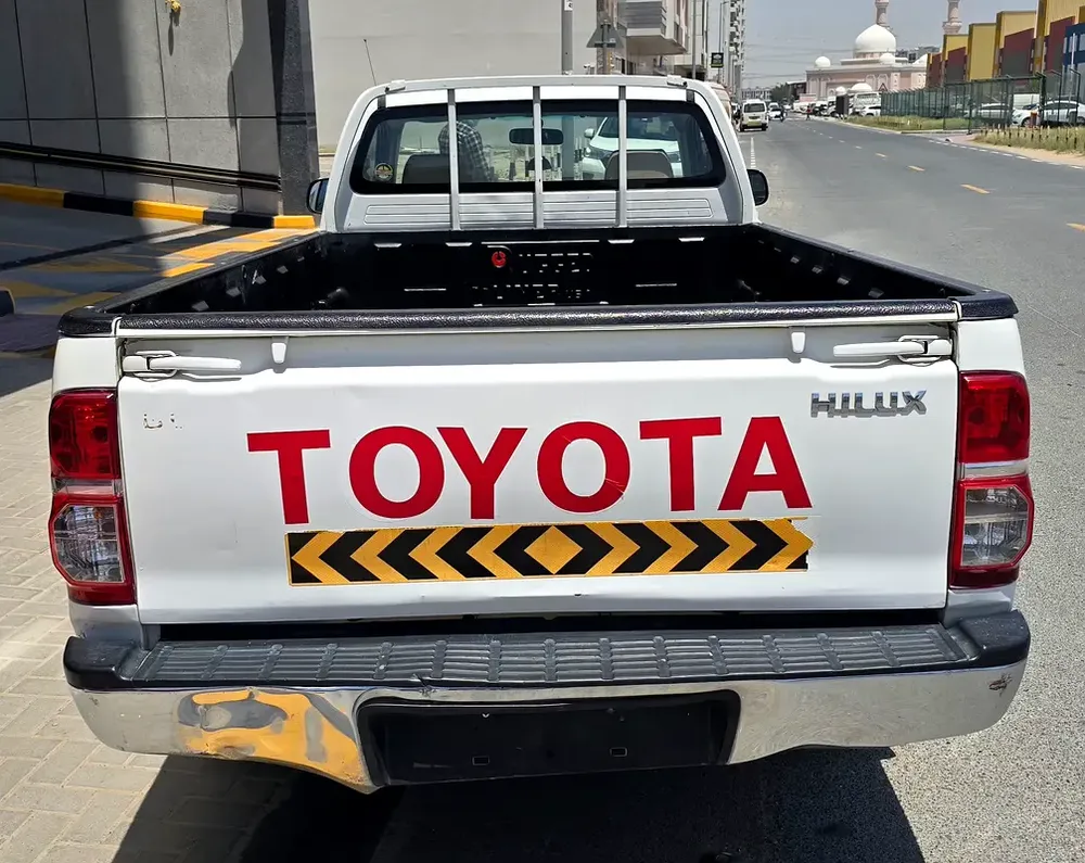 Toyota Hilux Single Cab GL 2015 - GCC Specs - Reliable and Ready to Work - Image 5