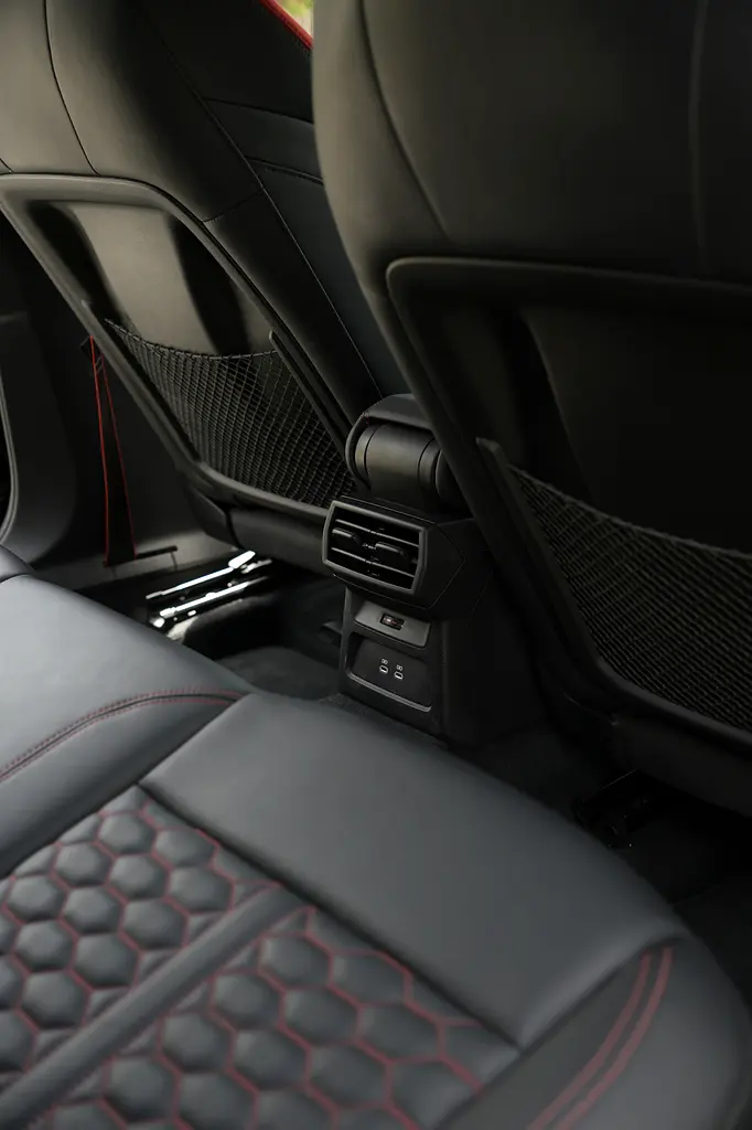 Audi RS3 Sportback Quattro | GCC | Carbon Package | 15,500 km - Image 11