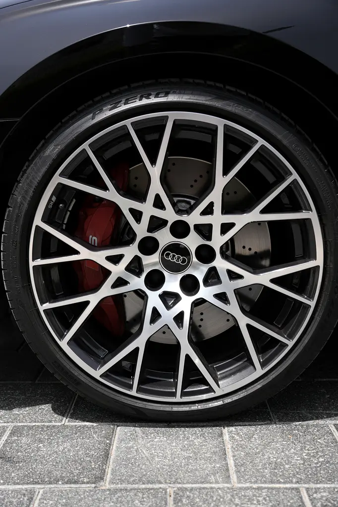 Audi RS3 Sportback Quattro | GCC | Carbon Package | 15,500 km - Image 14