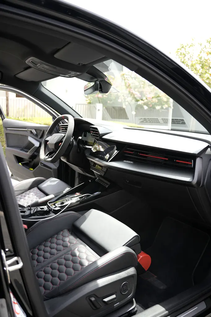 Audi RS3 Sportback Quattro | GCC | Carbon Package | 15,500 km - Image 4