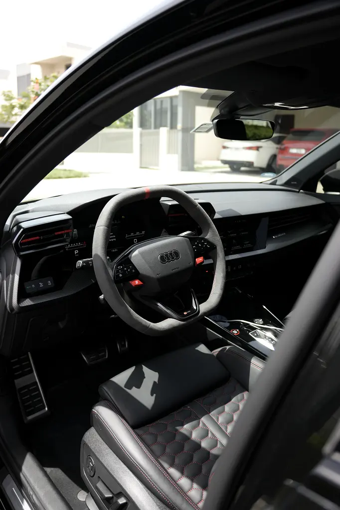 Audi RS3 Sportback Quattro | GCC | Carbon Package | 15,500 km - Image 8