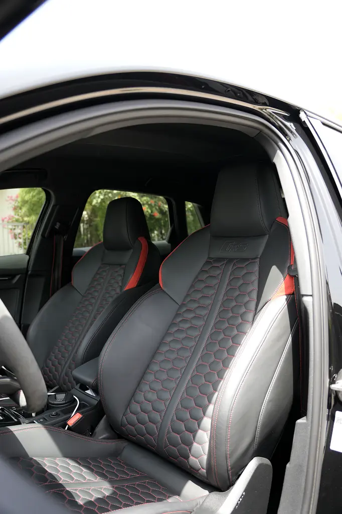 Audi RS3 Sportback Quattro | GCC | Carbon Package | 15,500 km - Image 9