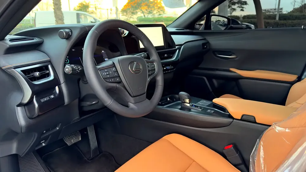 2025 Lexus UX300h, Dealer Warranty, GCC Specifications - Image 8