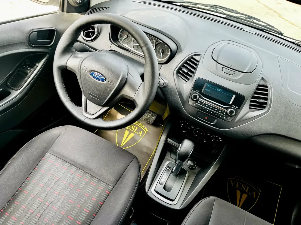 UNLIMITED MILEAGE WARRANTY / HATCHBACK + BLUETOOTH + USB + POWER LOCKS / IN HOUSE FINANCE - Image 10