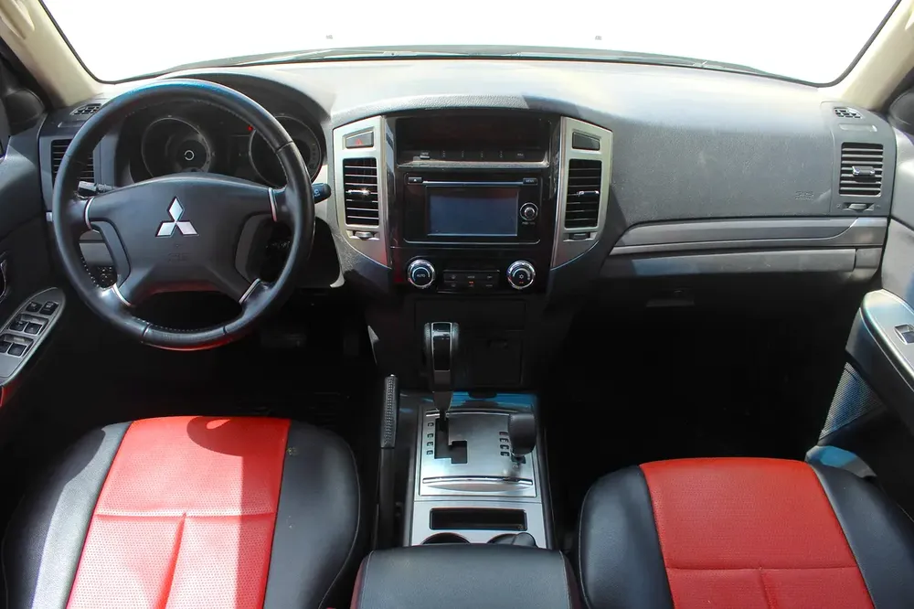 Mitsubishi Pajero 3.5 4wd GL 2016 IMMACULATE CONDITION - Image 11