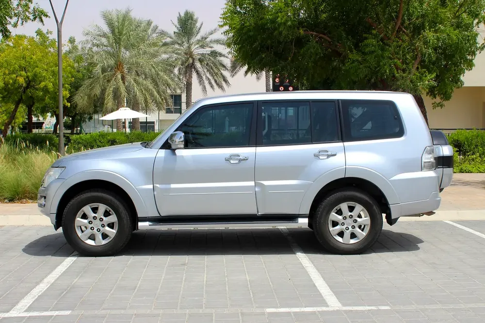 Mitsubishi Pajero 3.5 4wd GL 2016 IMMACULATE CONDITION - Image 4