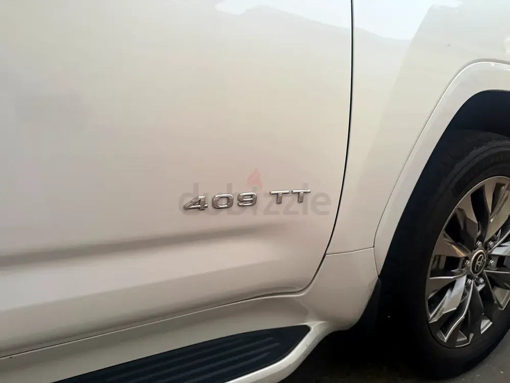 Toyota Land Cruiser VXR Twin Turbo 2023 100% Accident Free  Full Agency Maintained - Image 5