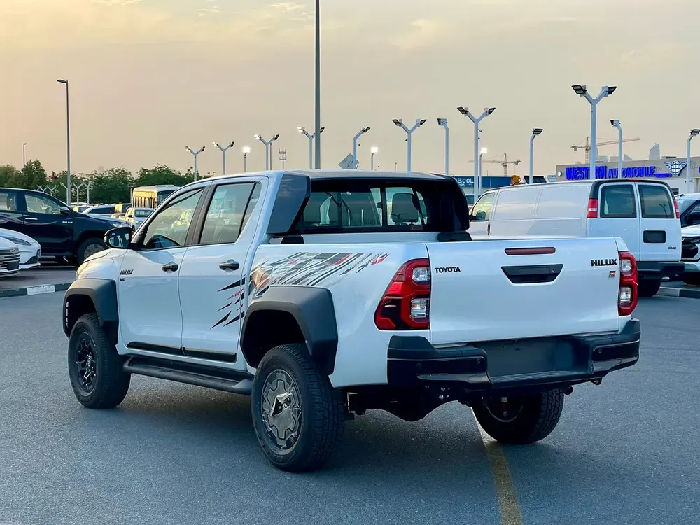 2026 Toyota Hilux GR Sport petrol - GCC S - Image 6