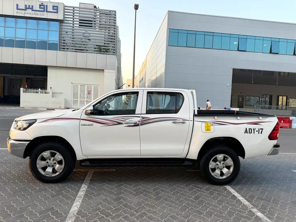 Toyota Hilux Double Cab DLX 2022 - GCC Specs Diesel 4X4 - Image 10