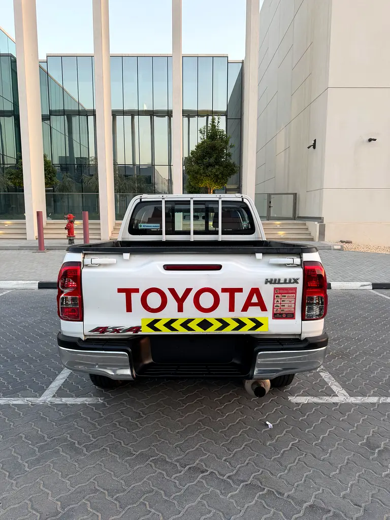 Toyota Hilux Double Cab DLX 2022 - GCC Specs Diesel 4X4 - Image 4