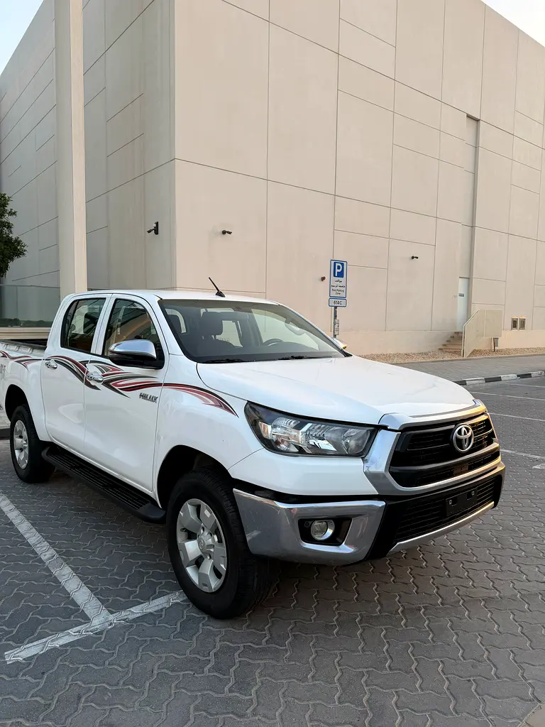 Toyota Hilux Double Cab DLX 2022 - GCC Specs Diesel 4X4 - Image 5