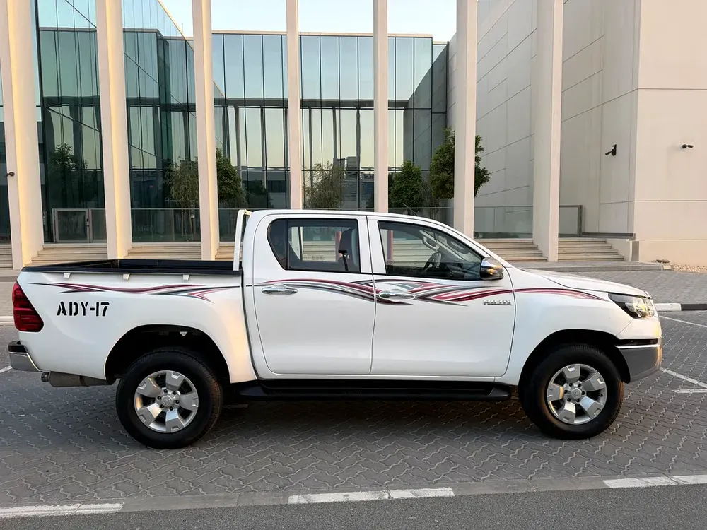 Toyota Hilux Double Cab DLX 2022 - GCC Specs Diesel 4X4 - Image 8