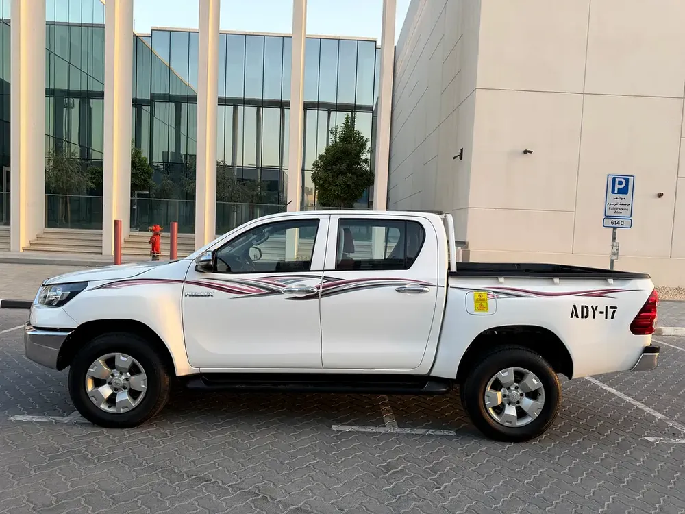 Toyota Hilux Double Cab DLX 2022 - GCC Specs Diesel 4X4 - Image 9